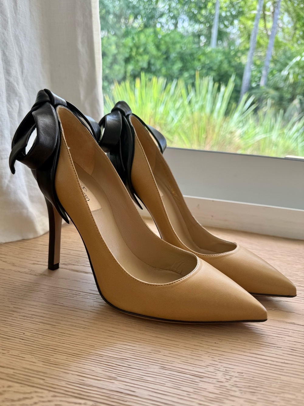Valentino Garavani Leather Bow Heels Beige Black Pointed Toe 37